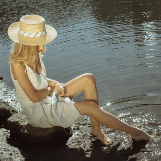 Phoebe Dynevor feet photo thumbnail