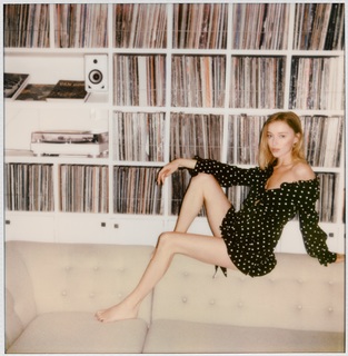 Phoebe Dynevor feet photo thumbnail