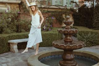 Phoebe Dynevor feet photo thumbnail