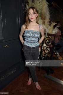 Phoebe Dynevor feet photo thumbnail