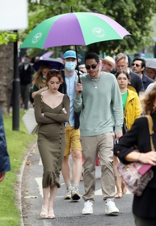 Phoebe Dynevor feet photo thumbnail