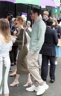 Phoebe Dynevor feet photo thumbnail