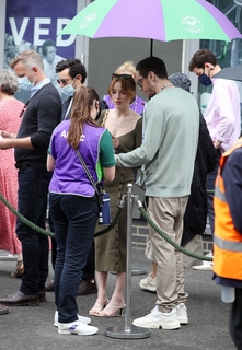 Phoebe Dynevor feet photo thumbnail