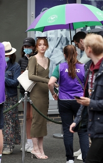 Phoebe Dynevor feet photo thumbnail