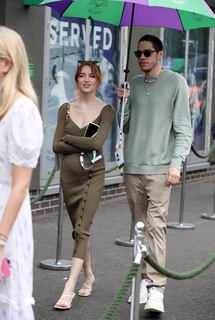 Phoebe Dynevor feet photo thumbnail