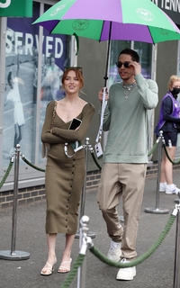 Phoebe Dynevor feet photo thumbnail