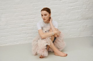 Phoebe Dynevor feet photo thumbnail