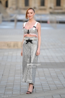 Phoebe Dynevor feet photo thumbnail