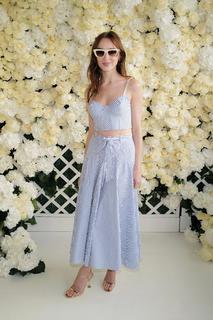 Phoebe Dynevor feet photo thumbnail