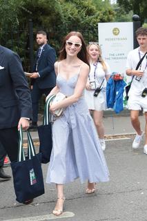 Phoebe Dynevor feet photo thumbnail