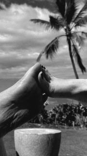 Phoebe Dynevor feet photo thumbnail