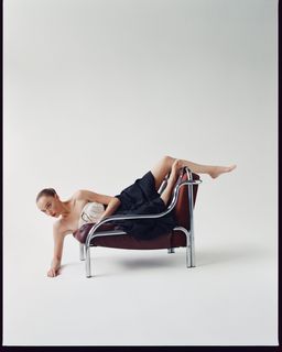 Phoebe Dynevor feet photo thumbnail