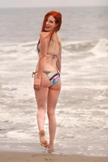 Phoebe Price feet photo thumbnail