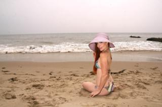 Phoebe Price feet photo thumbnail