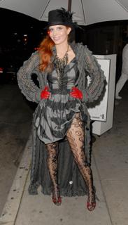 Phoebe Price feet photo thumbnail