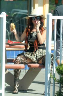 Phoebe Price feet photo thumbnail