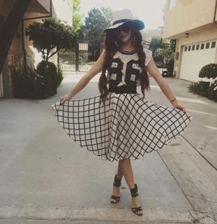 Phoebe Price feet photo thumbnail