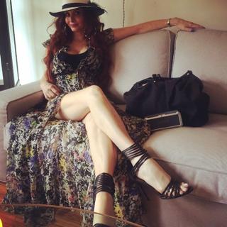 Phoebe Price feet photo thumbnail