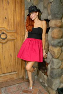 Phoebe Price feet photo thumbnail