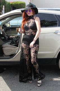 Phoebe Price feet photo thumbnail