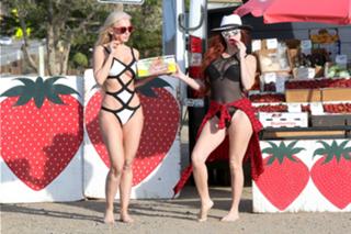 Phoebe Price feet photo thumbnail