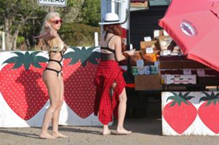 Phoebe Price feet photo thumbnail