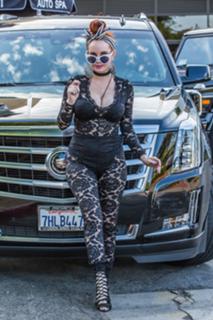 Phoebe Price feet photo thumbnail