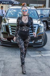 Phoebe Price feet photo thumbnail