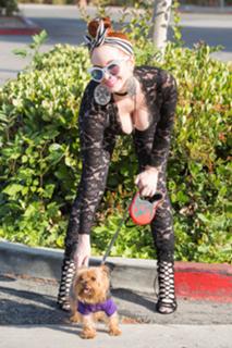 Phoebe Price feet photo thumbnail