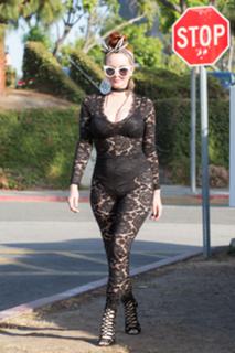 Phoebe Price feet photo thumbnail