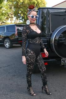 Phoebe Price feet photo thumbnail