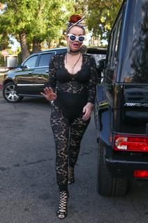 Phoebe Price feet photo thumbnail