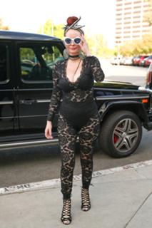 Phoebe Price feet photo thumbnail