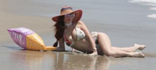 Phoebe Price feet photo thumbnail