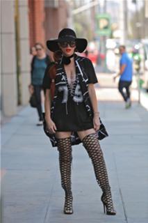 Phoebe Price feet photo thumbnail