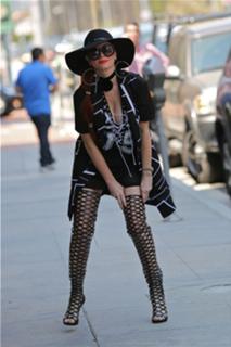 Phoebe Price feet photo thumbnail