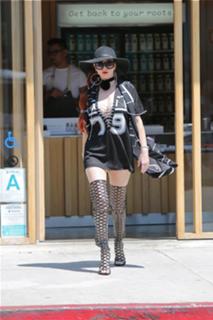 Phoebe Price feet photo thumbnail