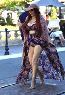 Phoebe Price feet photo thumbnail