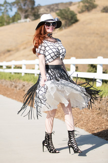 Phoebe Price feet photo thumbnail