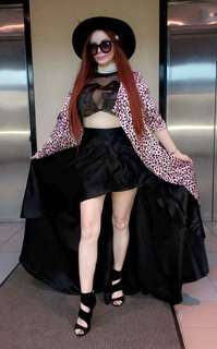 Phoebe Price feet photo thumbnail