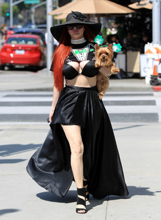 Phoebe Price feet photo thumbnail