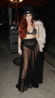 Phoebe Price feet photo thumbnail