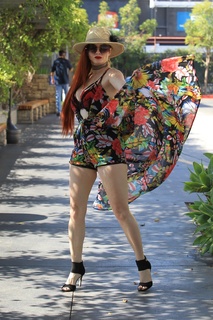 Phoebe Price feet photo thumbnail