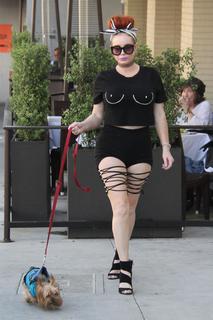 Phoebe Price feet photo thumbnail