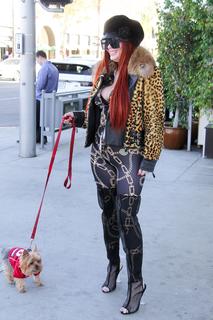 Phoebe Price feet photo thumbnail