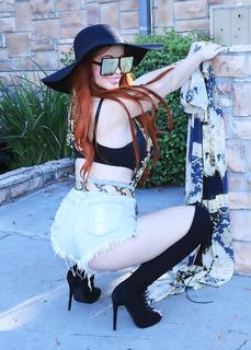 Phoebe Price feet photo thumbnail