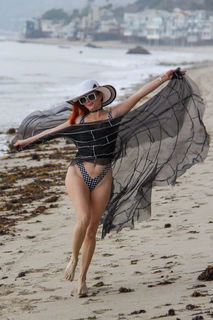 Phoebe Price feet photo thumbnail