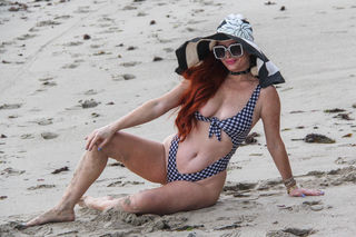 Phoebe Price feet photo thumbnail