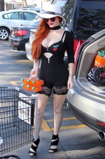 Phoebe Price feet photo thumbnail