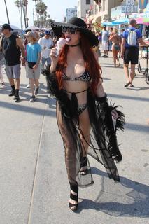 Phoebe Price feet photo thumbnail